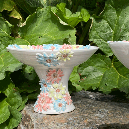 Bild på Skål på fot med blommor