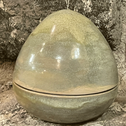 Bild på Drejat tvådelat ägg  koppargrön